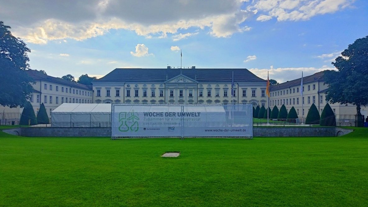 Schloss Bellevue mit Plakat "Woche der Umwelt"